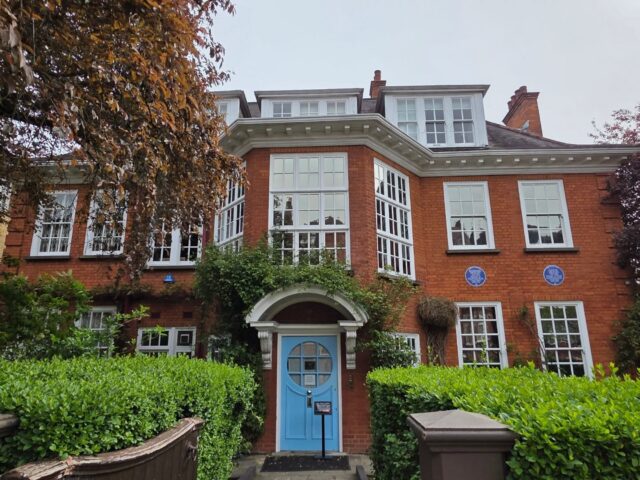 Survived a trip to that there London, to see (a) the @freudmuseum and its Leonora Carrington mini exhibition, 'The Symptomatic Surreal', in leafy Hampstead; and (b) an adaptation of G.B. Shaw's 'Saint Joan', @stjoanlondon @archeslanetheatre , in the revamped @batterseapwrstn complex. 

I've had a mild obsession with Joan of Arc since my schooldays, so I couldn't pass up the chance to see a new play about her. It was sheer good luck that it coincided with the Carrington exhibition. I seem to be on a trajectory of artistic exploration/research that involves not just spiritual & ghostly presences but also questions of madness/sanity and identity (and who gets to decide...). Recent trips to see productions of 'Hamlet' and 'A Midsummer Night's Dream' also, weirdly, fit... It is a fascinating journey.

On a more mundane note, a lunch of pea & mint falafel in pitta bread @batterseabrew was amazing. After so many disappointing supermarket offerings, this has seriously restored my faith in falafel!! Not pictured, as I wolfed it down too quickly.

A tiring day (and not home yet), but it has made up for the lack of a Wednesday walk this week. Hopefully back to normal wandering exploits next week.
.
.
.
.
.
#leonoracarrington #joanofarc #saintjoan #madness #identity